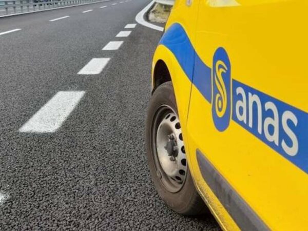 Incendio camioncino rifiuti sul raccordo Salerno-Avellino: traffico in tilt