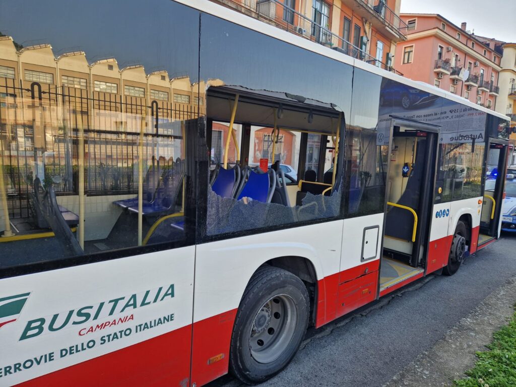 Cava, bottigliate tra baby-tifosi: identificati 20 adolescenti