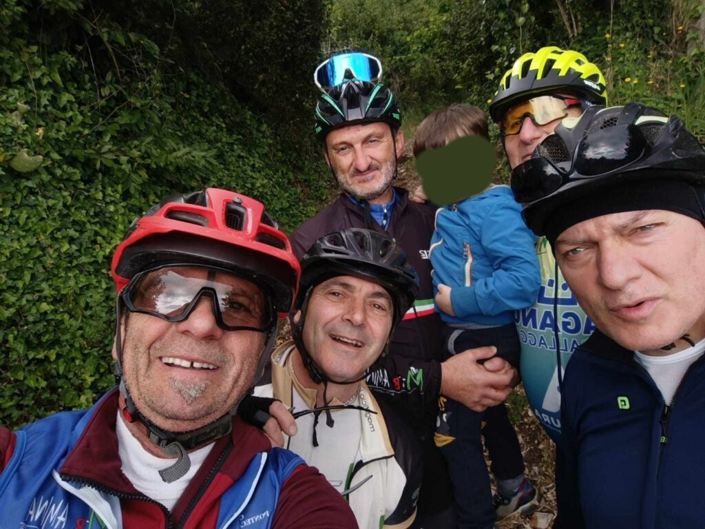 Bimbo autistico ritrovato in montagna dai ciclisti
