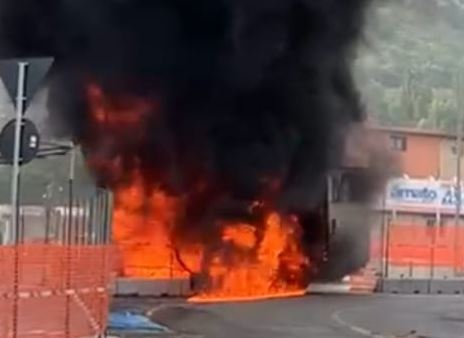 Nocera Inferiore, camion a fuoco all’uscita dell’autostrada