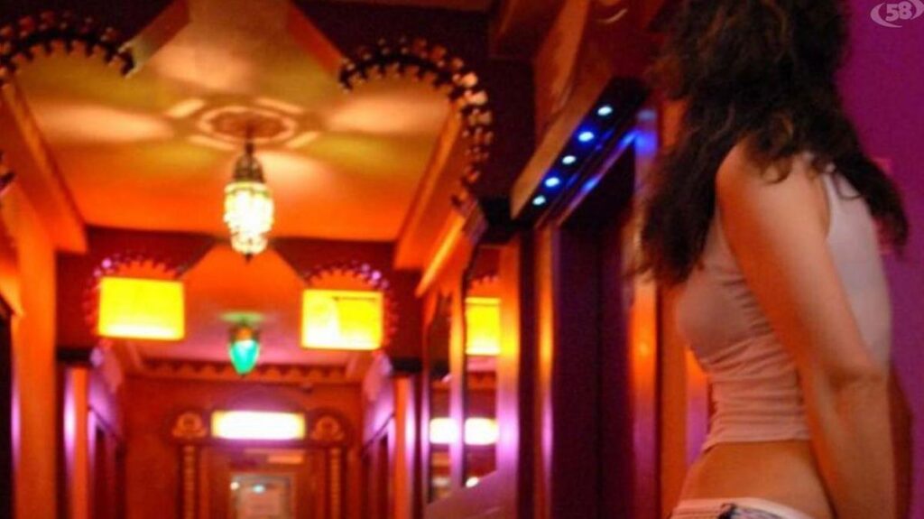 Centro massaggi “hot” al Carmine: in quattro rischiano l’arresto