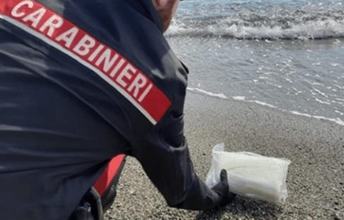 Capaccio Paestum, 35 chili di droga trovati abbandonati sulla spiaggia