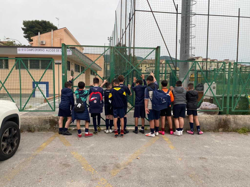 Salerno, sport a ostacoli: i bimbi restano fuori dal campo
