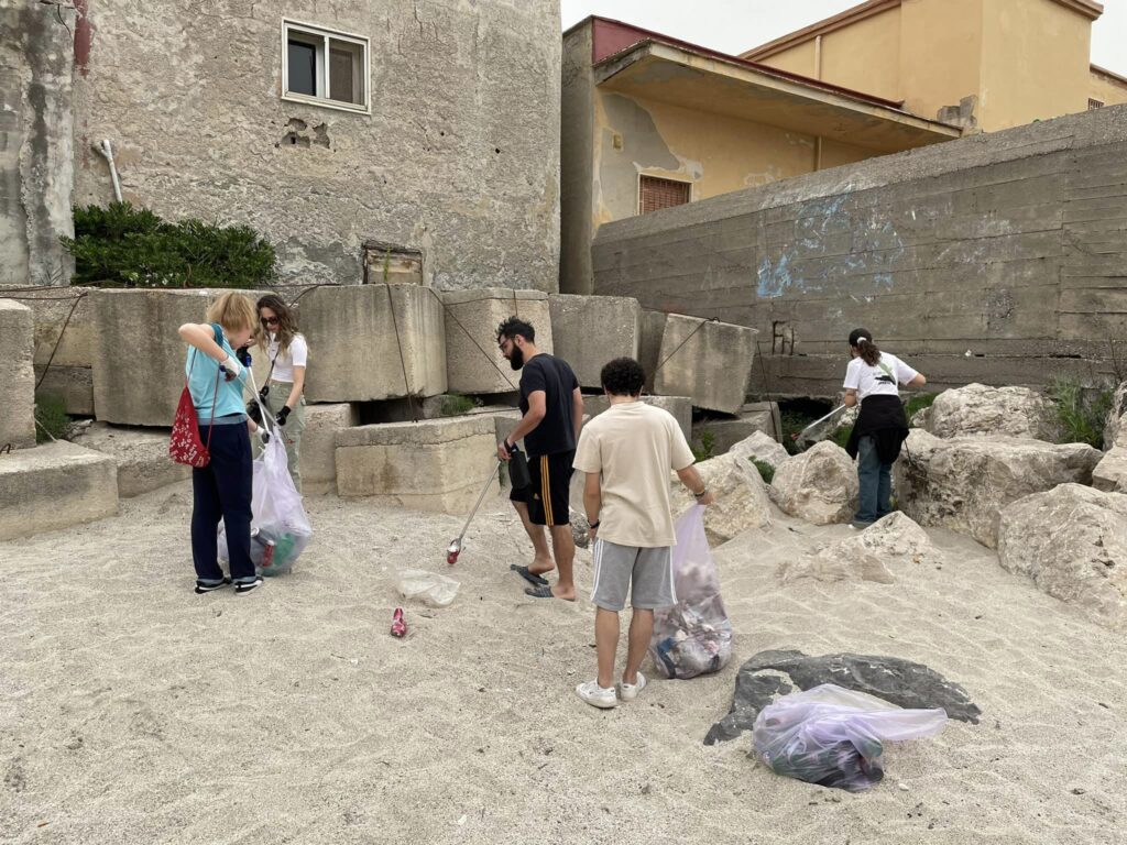 Salerno, siringhe e rifiuti in spiaggia: sos a Mercatello