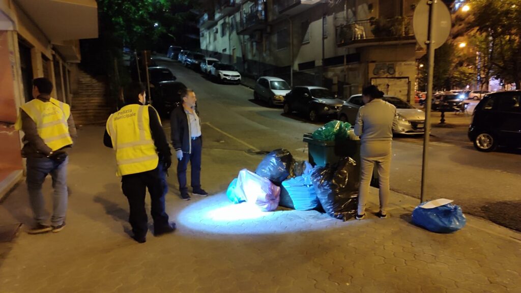 Salerno, lotta ai “cafoni dei rifiuti”: anche i cestini nel mirino
