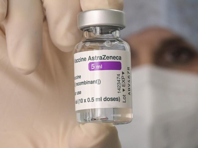 Covid-19, AstraZeneca ritira il suo vaccino