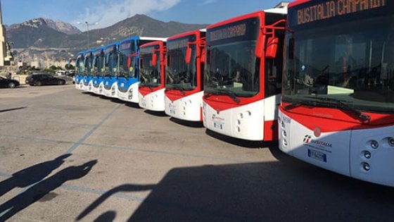 Salerno, perde il cellulare sull’autobus e lancia un mattone contro la biglietteria