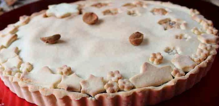 Crostata con marmellata e frangipane