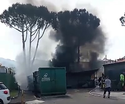 In fiamme deposito di rifiuti all’ospedale di Nocera Inferiore
