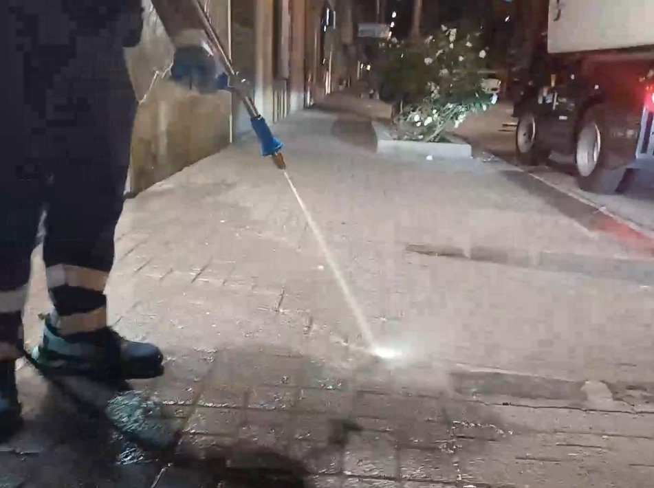 Salerno, ripresa la pulizia dei marciapiedi