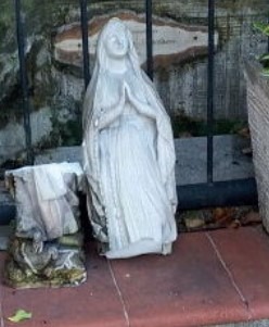 Vietri sul Mare, vandali alla Molina sfregiano la Madonna