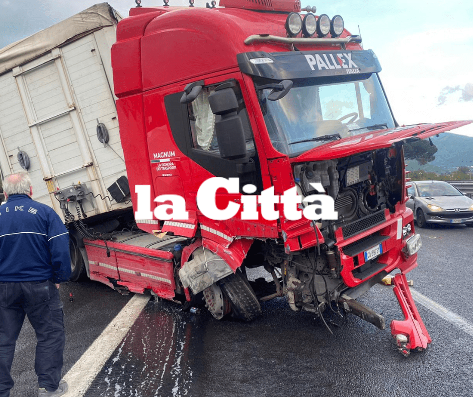 Tir sbanda sull’A30 a Castel San Giorgio e finisce contro il guardrail: illeso il conducente