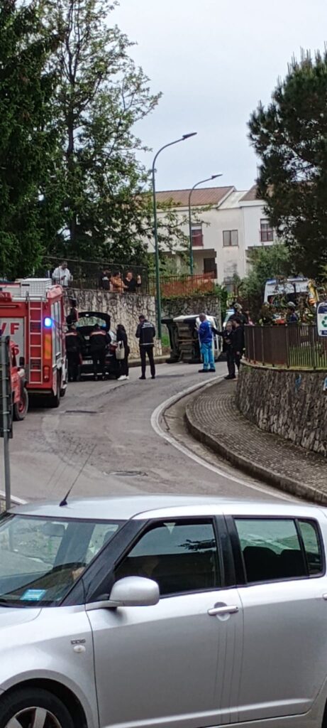Vallo della Lucania, donna si ribalta in auto
