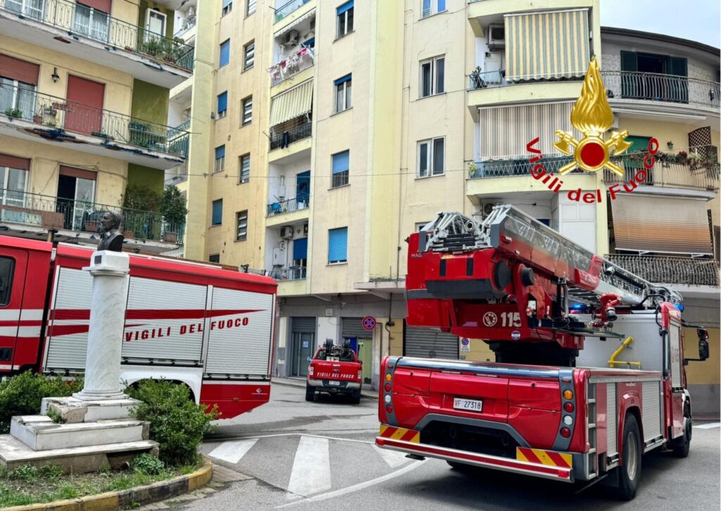 Battipaglia, scoppia incendio in abitazione: muore cane
