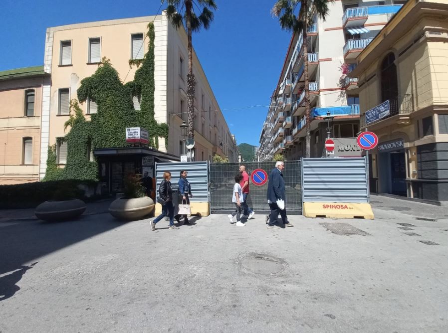 Salerno, lavori “lumaca” al Corso: è polemica