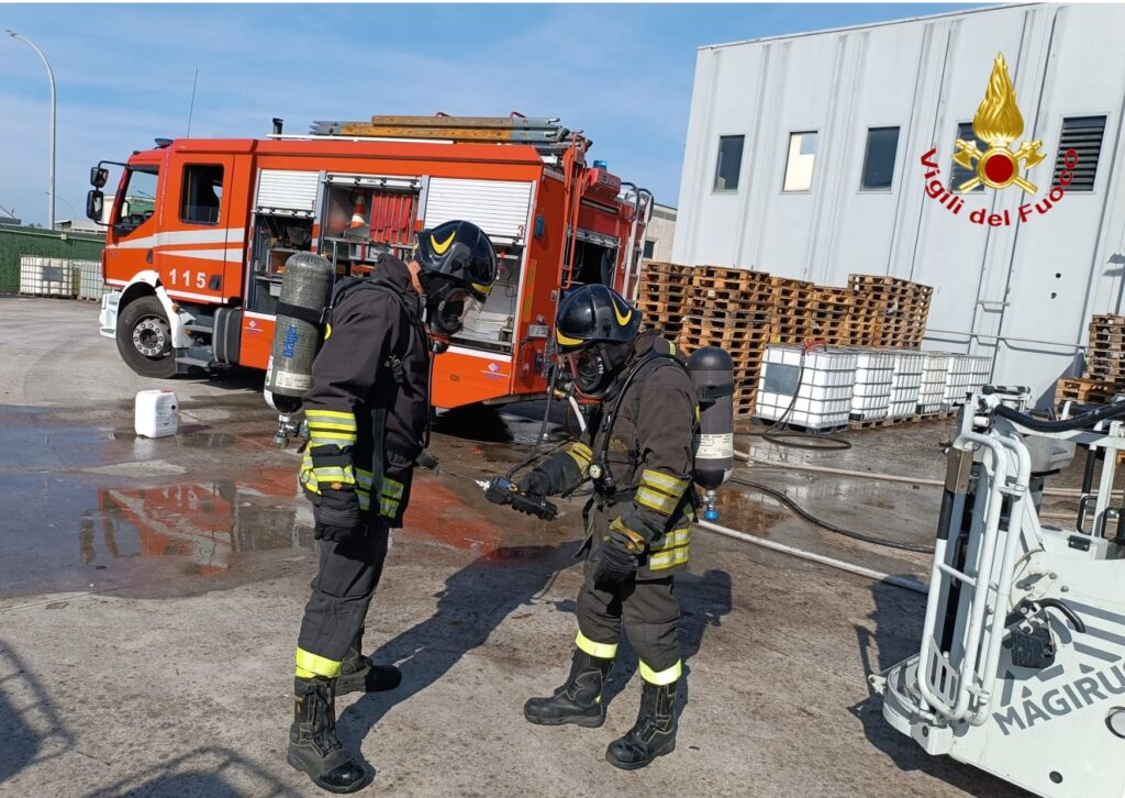 Salerno, a fuoco silos nella zona industriale