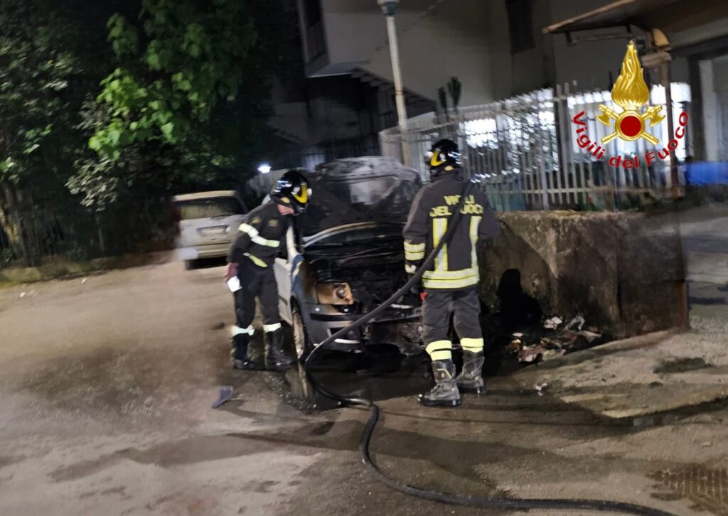 Salerno, auto a fuoco nella notte