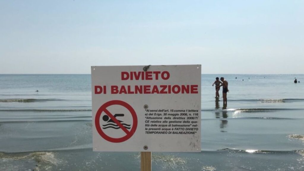 Salerno, mare inquinato: due spiagge off limits