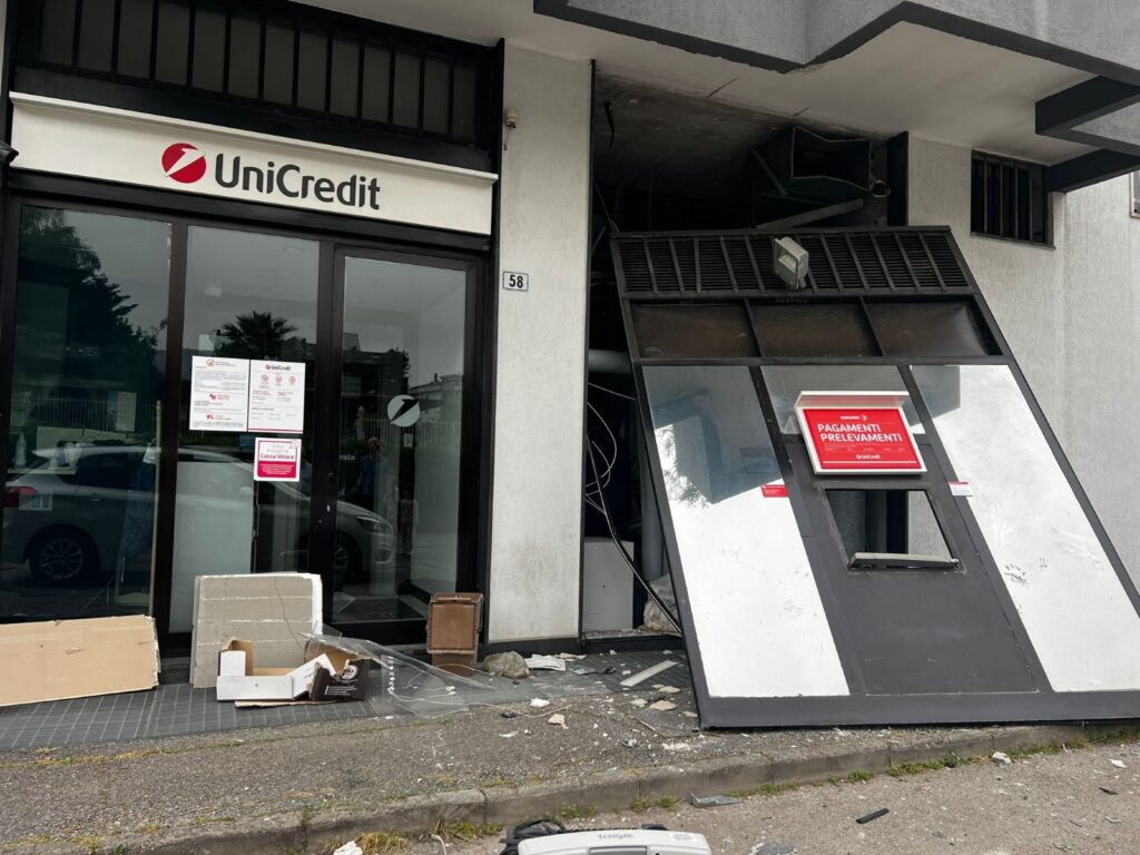 Salerno, colpi a Unicredit e Brico center