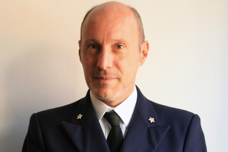 «Schettino, torni a bordo». La polizia locale a De Falco