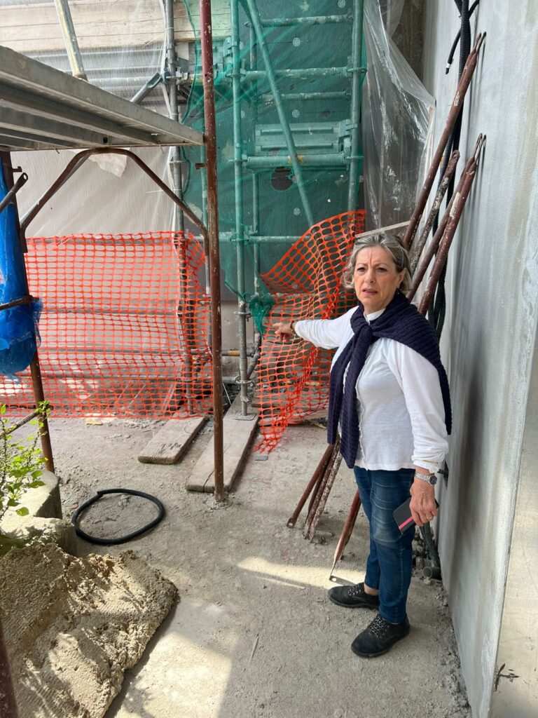 Minaccia di gettarsi nel vuoto: «Casa mia invasa dal cantiere»