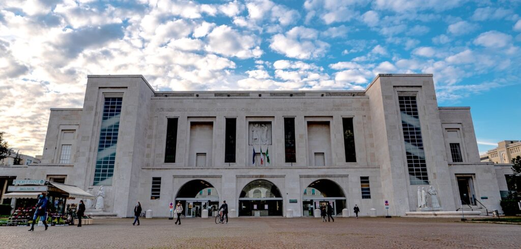 Poliziotto accoltellato a Milano, il marocchino rimane in carcere
