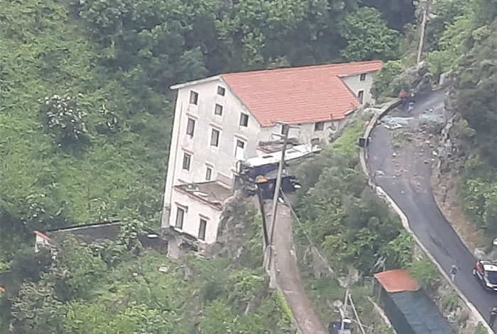 Ravello, bus bloccato alla curva della morte