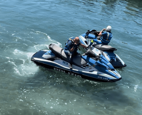 Salerno, pistola gettata in mare: s’indaga