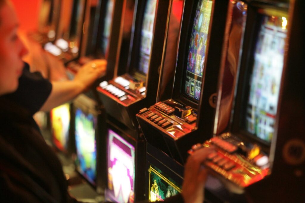Trafugava soldi dalle slot machine, arrestato un uomo di Casal Velino