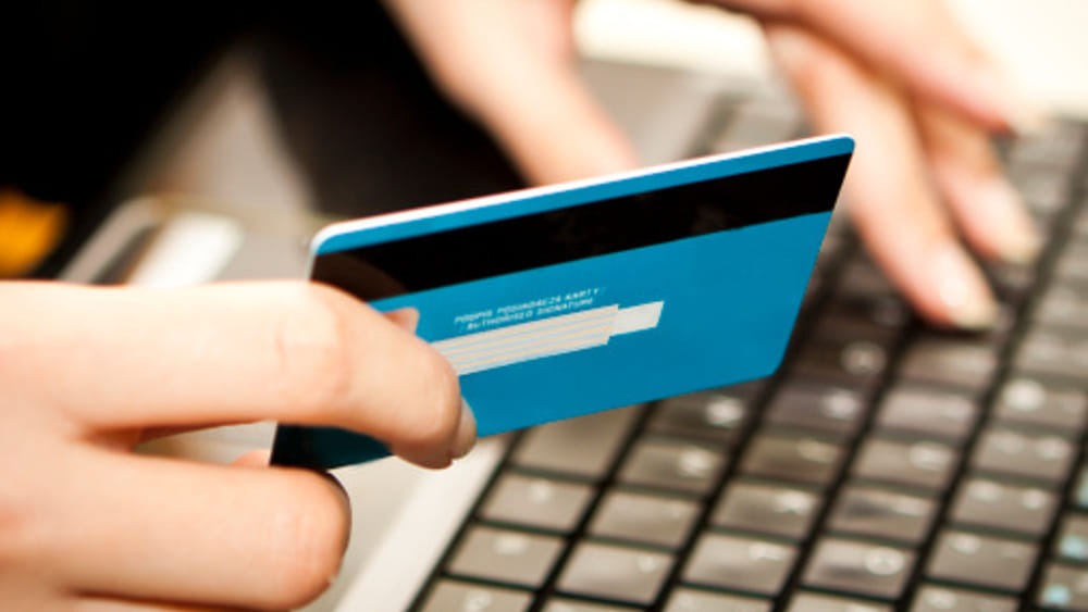 Salerno, bancomat e carte rubate: correntisti truffati online