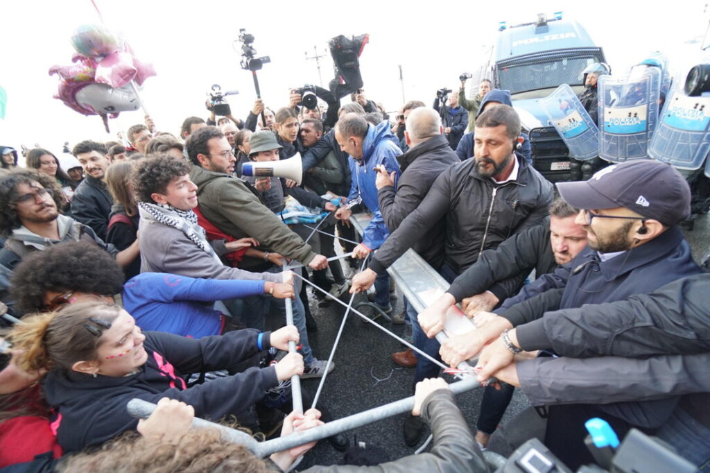 Corteo anti Vannacci a Napoli, scontri tra manifestanti e polizia