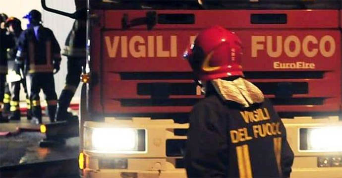 Pagani, baracca a fuoco: paura e malori