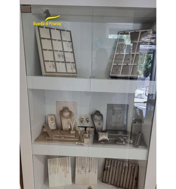 Salerno, scoperti due “compro oro” abusivi