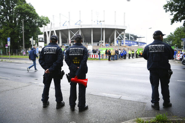 Polonia-Olanda, uomo aggredisce tifosi con ascia