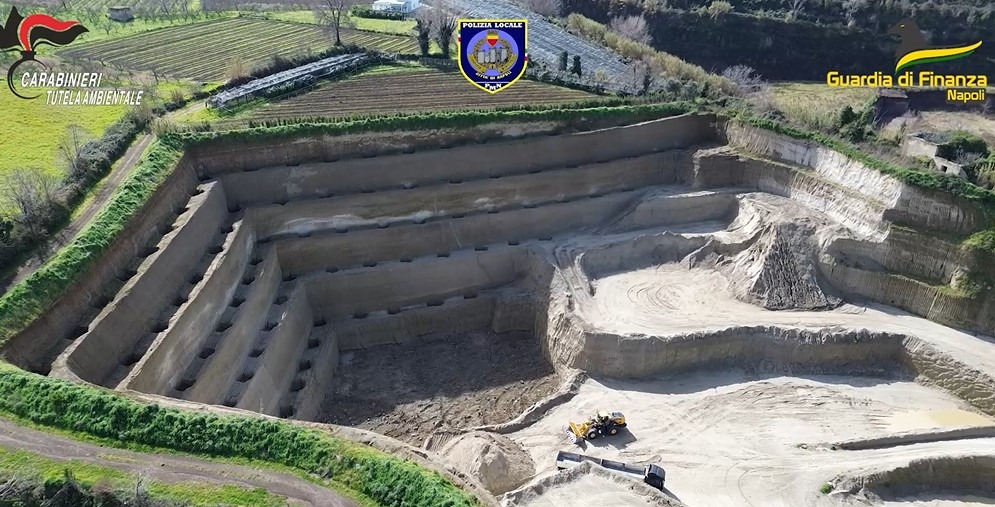 Seppellisce rifiuti pericolosi in una cava: arrestato imprenditore