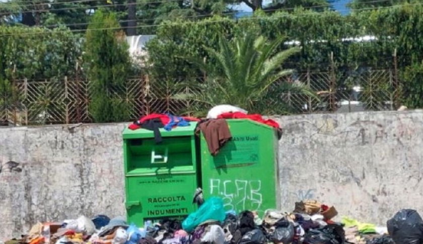 Nocera Inferiore, abiti usati: i cassonetti ancora in strada