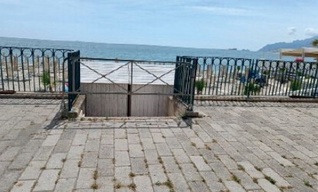 Salerno, accessi al mare sbarrati: è polemica