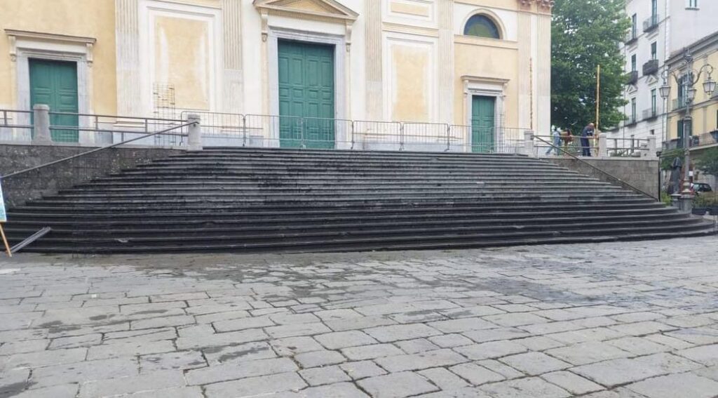 Cava de’ Tirreni, ripulito il duomo dopo gli accessi della movida