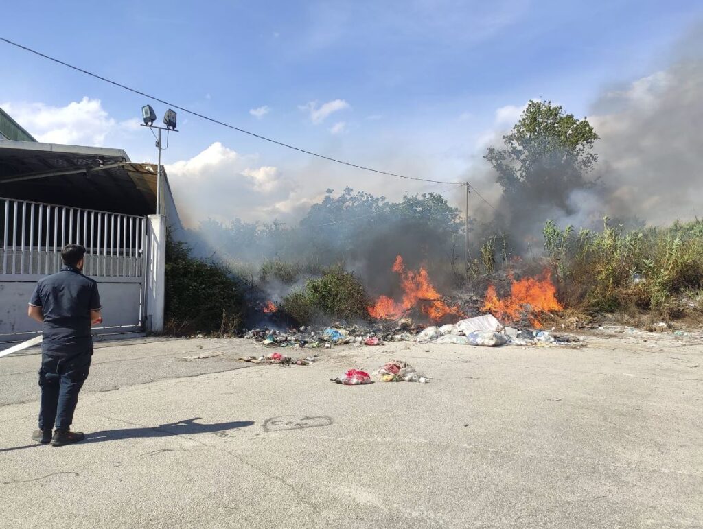 Scafati, discariche fuorilegge: incendio dopo la multe