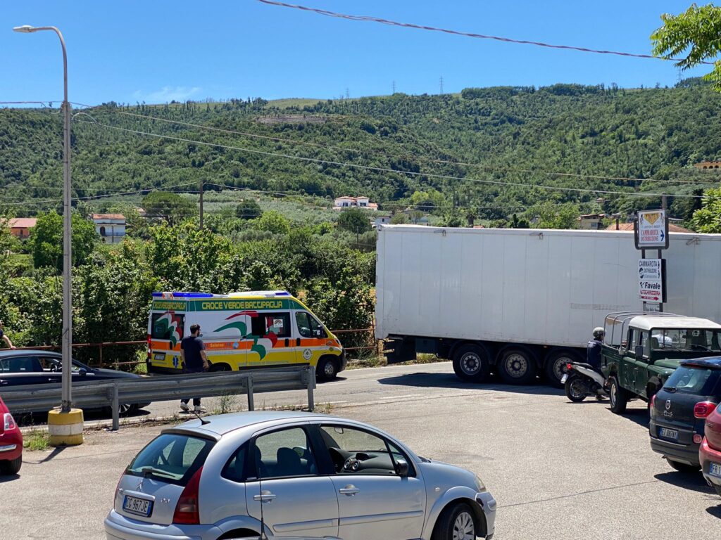 Olevano, camion si incastra e blocca ambulanza con paziente