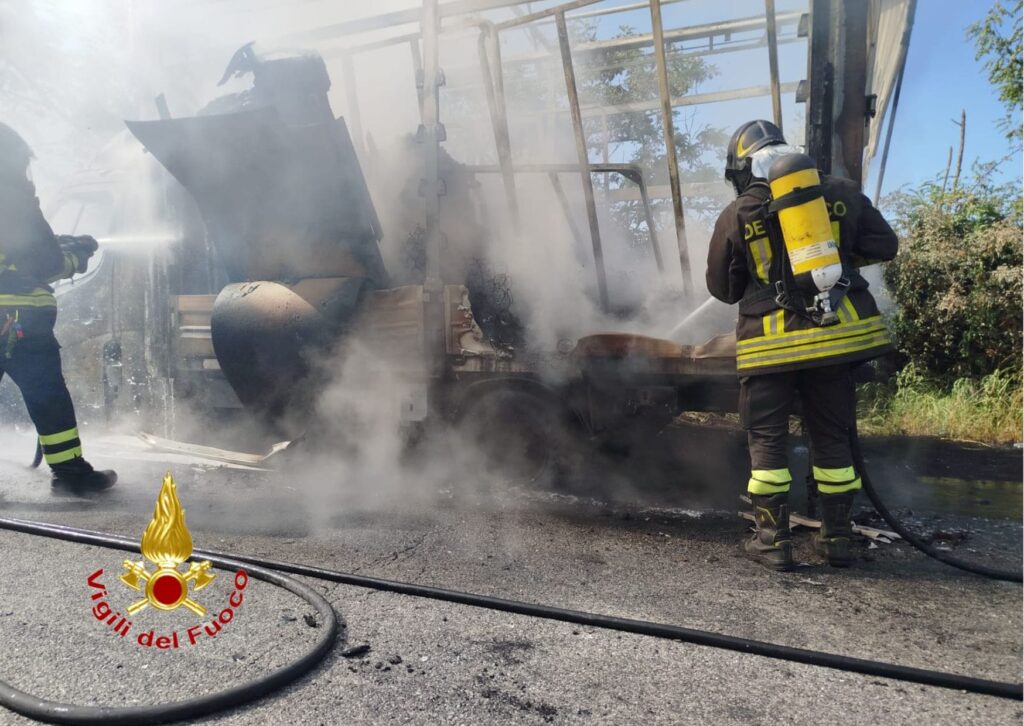 Montecorvino Pugliano, furgone a fuoco: illeso il conducente