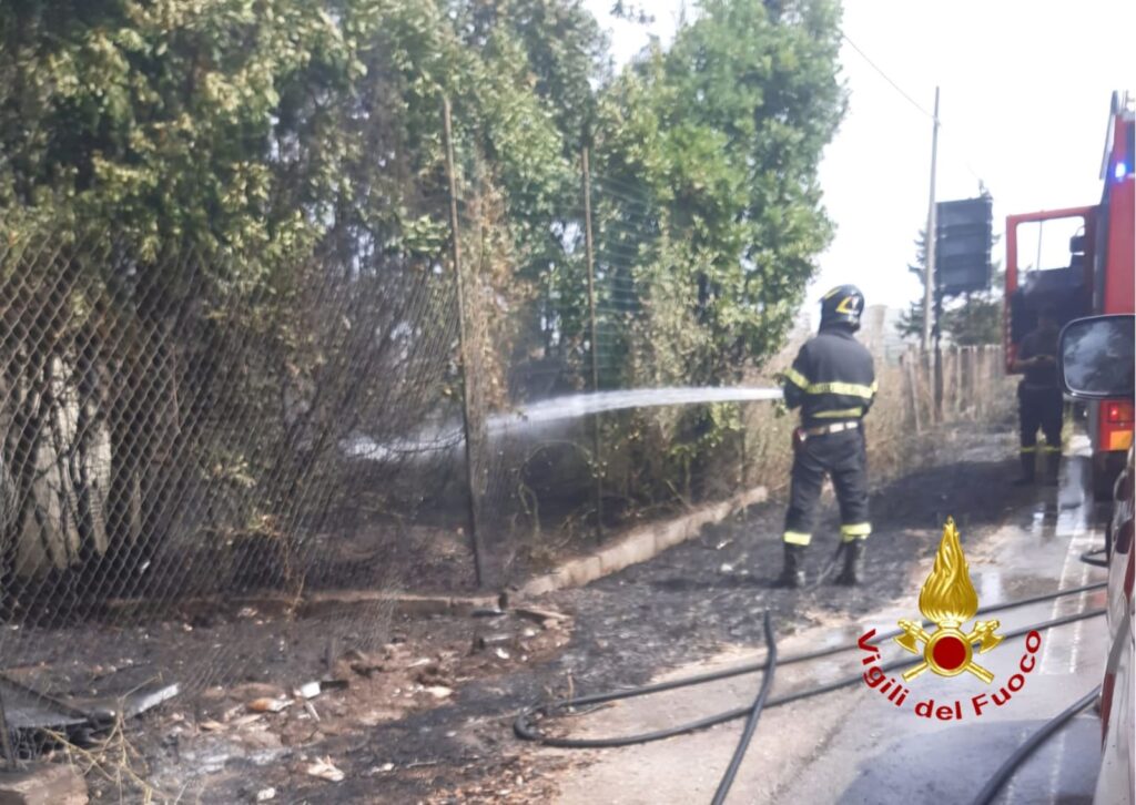 Eboli, fuoco a Campolongo: area verde in fumo