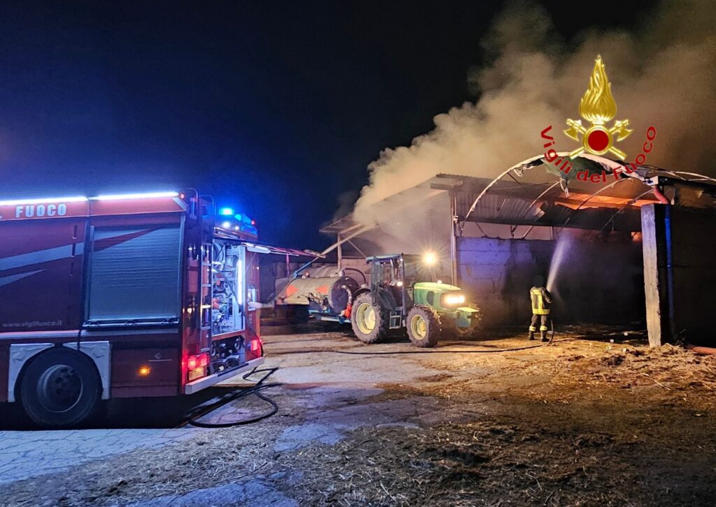 Pontecagnano, incendio distrugge fienile