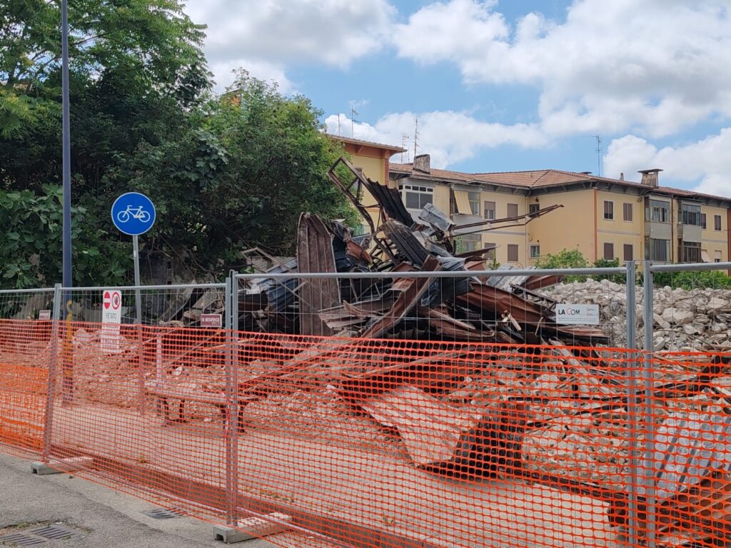 Battipaglia, al via la demolizione dell’ex materassificio