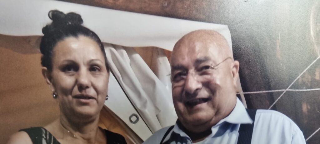 Raccoglie i sassi di Salerno per celebrare l’amore di una vita