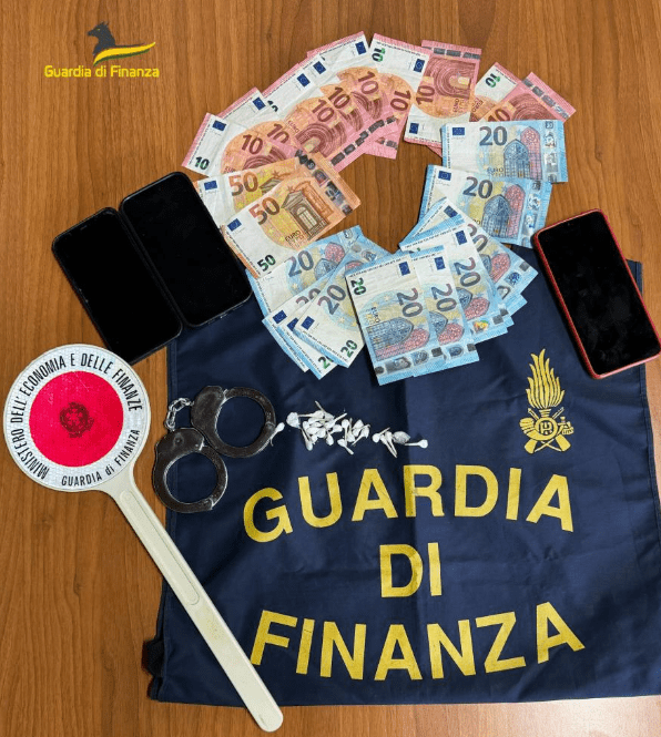 Cava, forzano posto di blocco: fermati con 20 dosi di crack