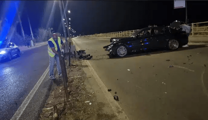 Salerno, due auto si scontrano in via Allende: un ferito