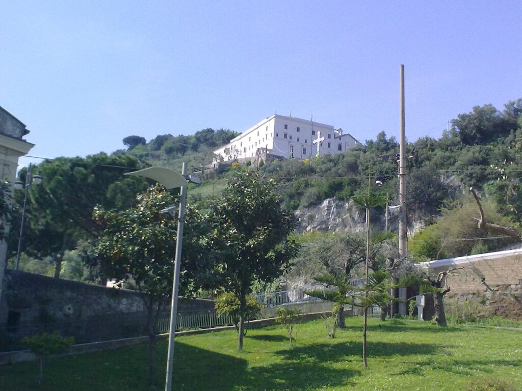 «No al centro migranti nel convento»: caos a Nocera Inferiore