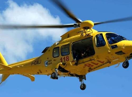 Castelnuovo Cilento, donna investita all’uscita dal supermercato: è grave