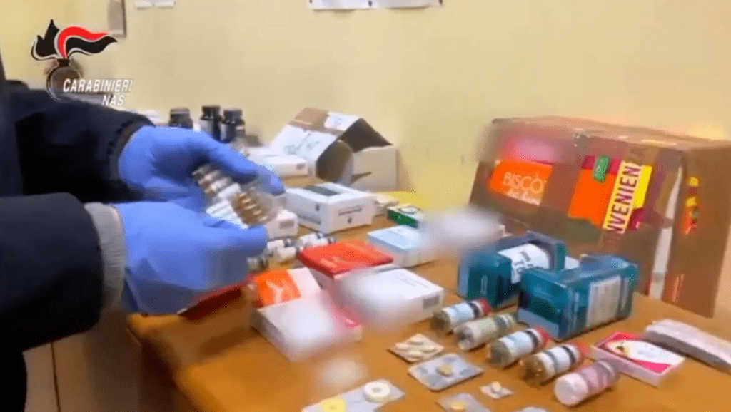 Salerno, vendita illegale di farmaci sul web